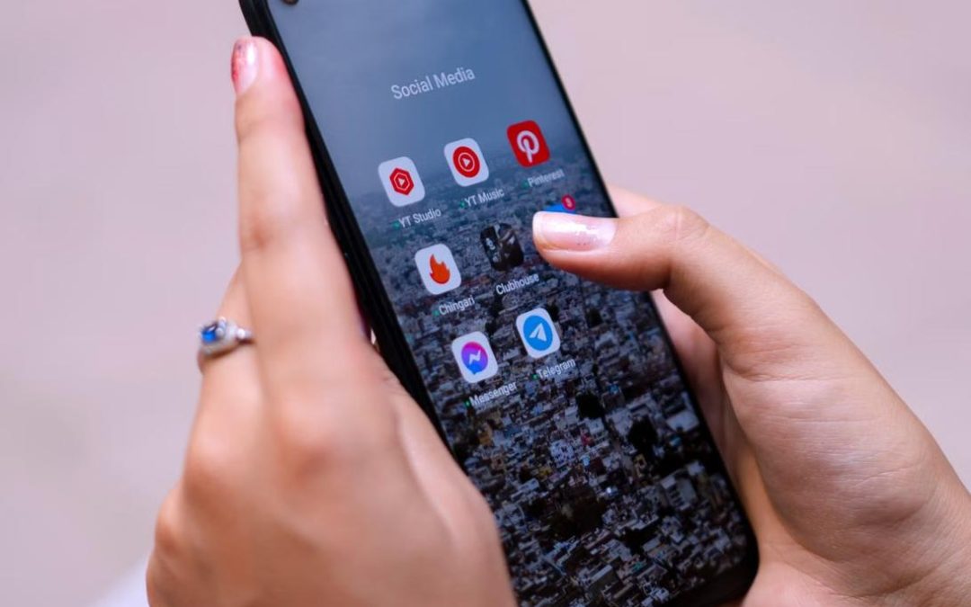 3 Cosas que USCIS revisa en tus Redes Sociales (y por qué debes borrarlas)